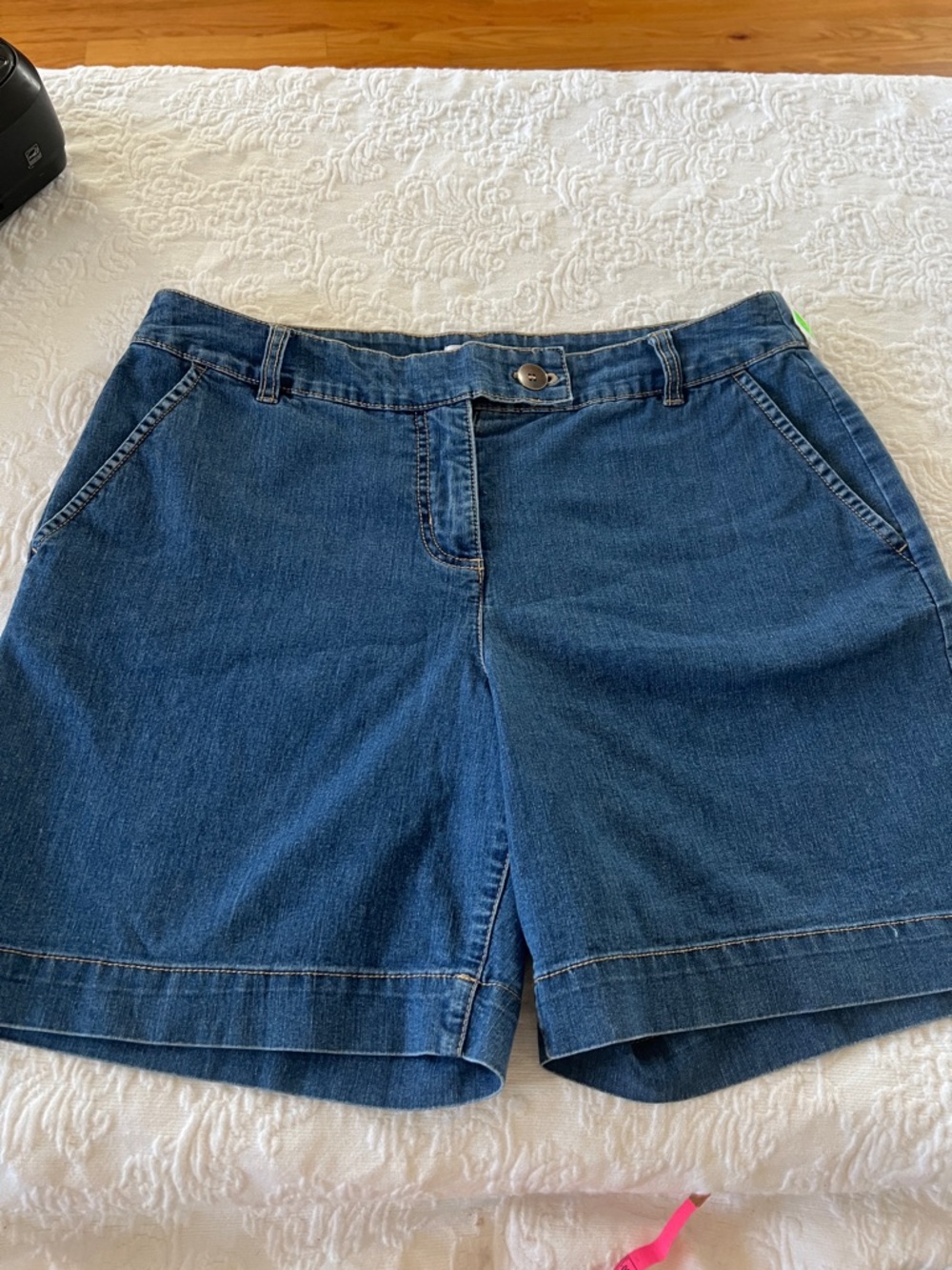 Kim Rogers women’s Denim Shorts
Size 12. They do stretch- see pictures.